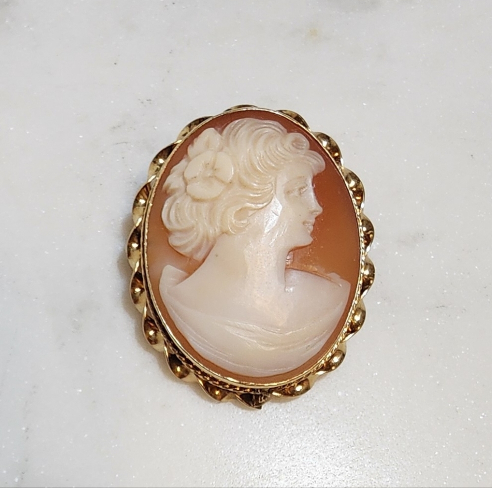 Elegant 14K Yellow Gold and Cream Cameo Brooch and pendant